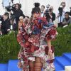 O vestido conceitual da grife Comme des Garçons, caprichado em babados estampados que Rihanna usou no MET Gala 2017, deu o que falar!