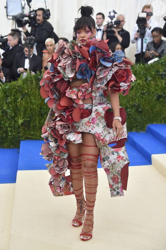 O vestido conceitual da grife Comme des Garçons, caprichado em babados estampados que Rihanna usou no MET Gala 2017, deu o que falar!