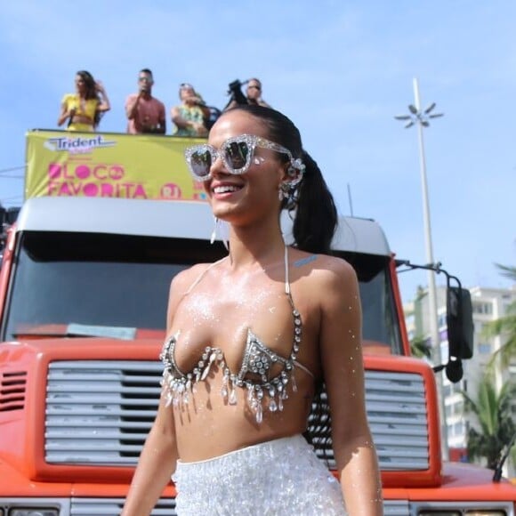 Bruna Marquezine, que já foi musa do Bloco da Favorita, vai curtir shows de Luan Santana, Iza, Preta Gil, Ludmilla e Banda Eva entre outros no Nosso Camarote, na Marquês de Sapucaí