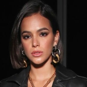 Bruna Marquezine agradeceu preocupação de fã ao negar 'olhar triste' em foto: 'No máximo pode ser de cansada'