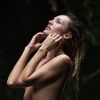 Candice Swanepoel posa para ensaio sensual em cachoeira: 'Paraíso'