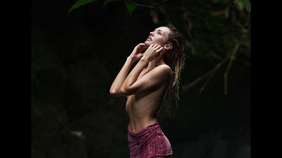 Candice Swanepoel posa para ensaio de topless na Costa Rica: 'Paraíso'