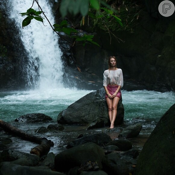 Candice Swanepoel posa para ensaio sensual em cachoeira na Costa Rica
