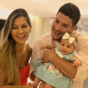 Arthur Aguiar e Mayra Cardi são pais da pequena Sophia, de 4 meses