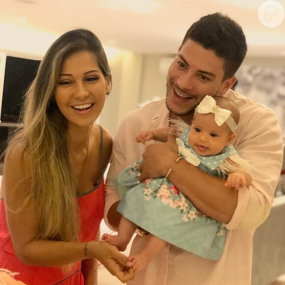 Arthur Aguiar e Mayra Cardi são pais da pequena Sophia, de 4 meses