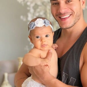 Arthur Aguiar encantou os fãs ao postar foto com a filha, Sophia