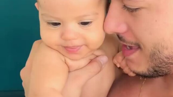 Filha de Arthur Aguiar, Sophia encheu o pai de beijo após encontrá-lo nesta quinta-feira, 21 de fevereiro de 2019