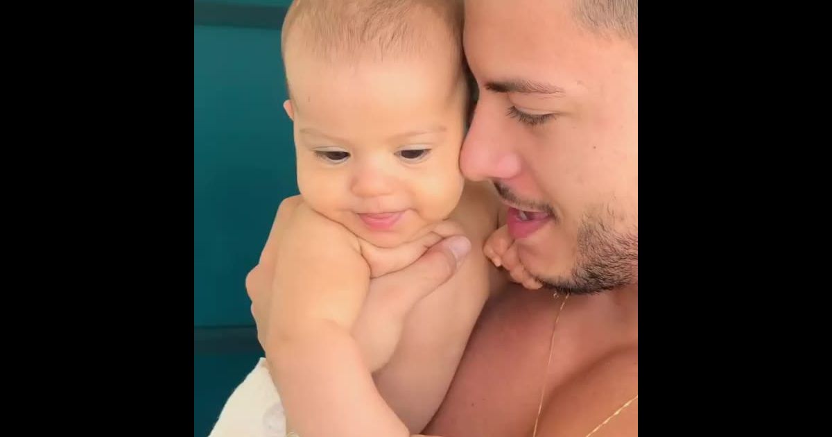 Filha De Arthur Aguiar Sophia Enche O Pai De Beijos Ao Encontra Lo 2 Dias Longe Deu Nisso Purepeople