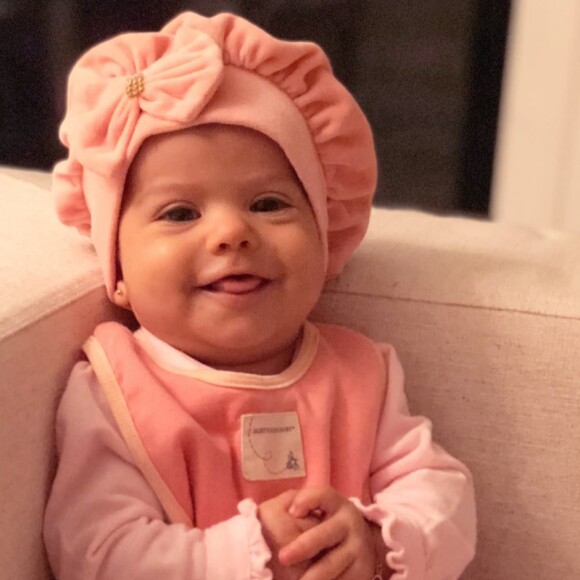Sophia, de 4 meses, é filha de Arthur Aguiar e Mayra Cardi
