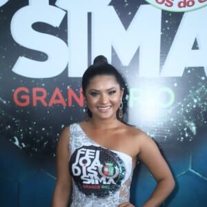 Mileide Mihaile detalhou ao Purepeople sua fantasia para o desfile: 'Tem sensualidade, o pernão de fora, o bundão... É um maiô, representa o mundo virtual'