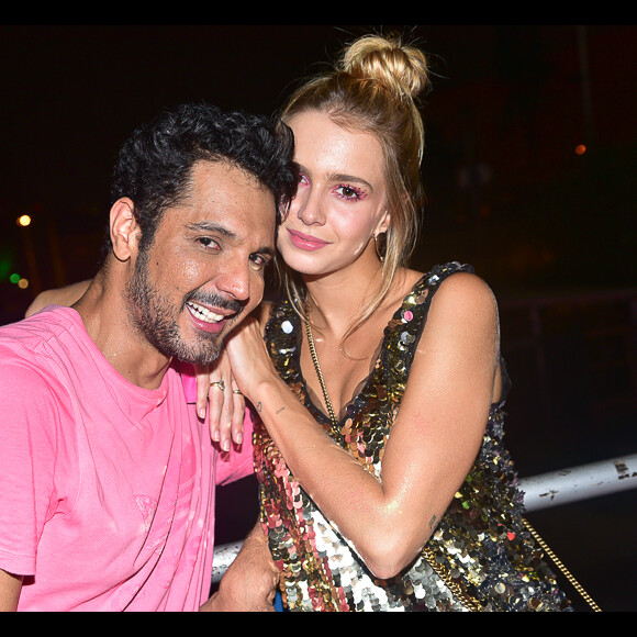 Isabella Scherer posa ao lado do maquiador Renner