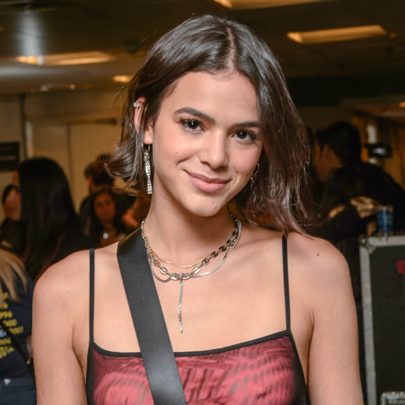 Bruna Marquezine, questionada por adotar pet no exterior, argumenta ao responder fã nesta segunda-feira, dia 25 de fevereiro de 2019