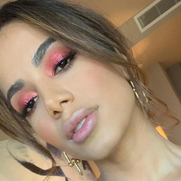 A sombra rosa neon, aposta na make de Anitta no Prêmio Lo Nuestro, é uma ótima opção para você se jogar no carnaval e, quem sabe, usar depois também!