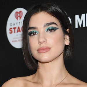 Dua Lipa: maquiagem em tons de verde neon tira as famosas da zona de conforto e dão personalidade ao look. Uma ótima inspiração para o visual na folia!