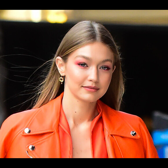 A top Gigi Hadid foi de pink neon na maquiagem dos olhos complementando de um jeito bem cool o seu look todo laranja