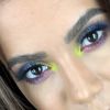 Sucesso no visual garantido: Anitta usou amarelo neon na maquiagem para iluminar o cantinho interno dos olhos