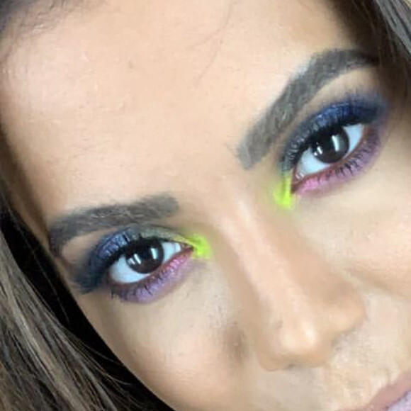 Sucesso no visual garantido: Anitta usou amarelo neon na maquiagem para iluminar o cantinho interno dos olhos