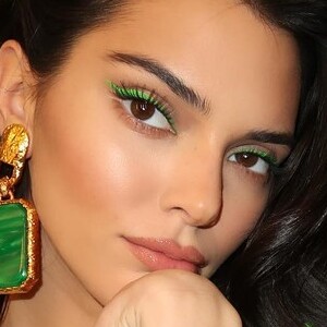 Discreta, Kendall Jenner apostou no delienado verde neon na maquiagem e boca nude. Uma ótima opção para o dia a dia