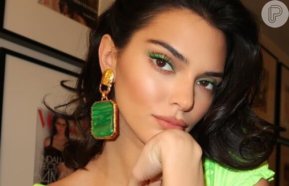 Discreta, Kendall Jenner apostou no delienado verde neon na maquiagem e boca nude. Uma ótima opção para o dia a dia