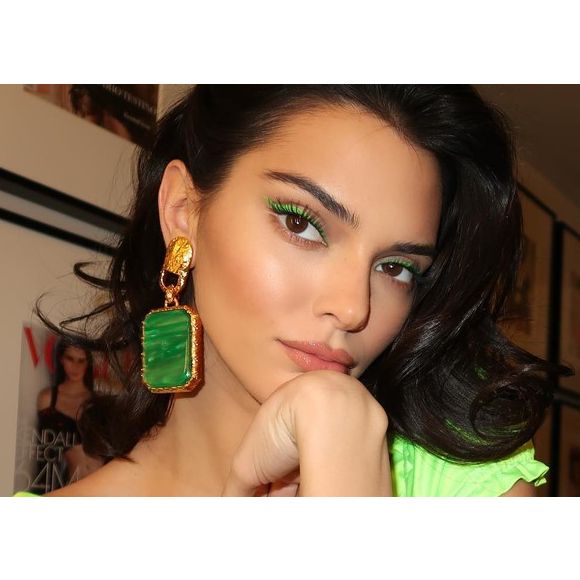 Discreta, Kendall Jenner apostou no delienado verde neon na maquiagem e boca nude. Uma ótima opção para o dia a dia