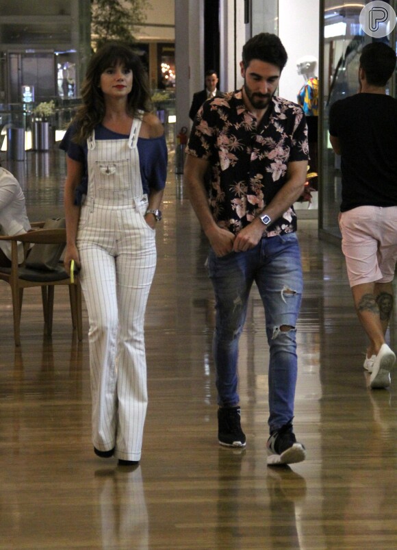 Paula Fernandes passeia pelo shopping Village Mall, localizado na Barra da Tijuca, zona oeste do Rio de Janeiro, na noite desta terça-feira, 26 de fevereiro de 2019