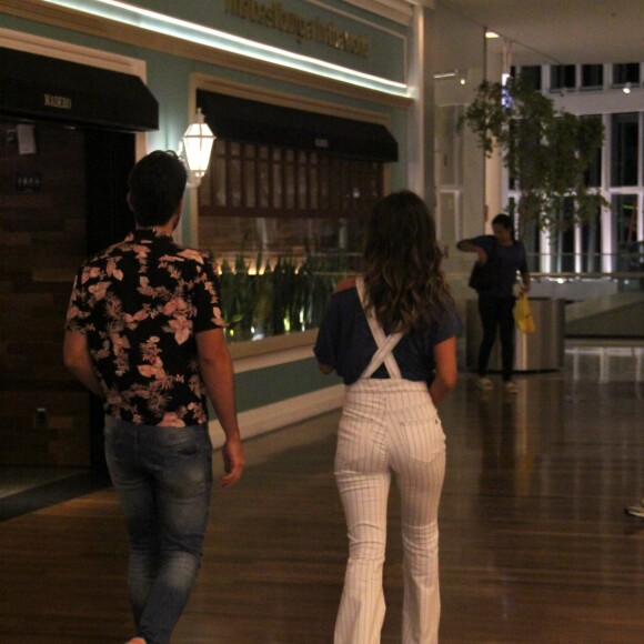 Paula Fernandes usou jumpsuit branco e apostou em look com salto alto