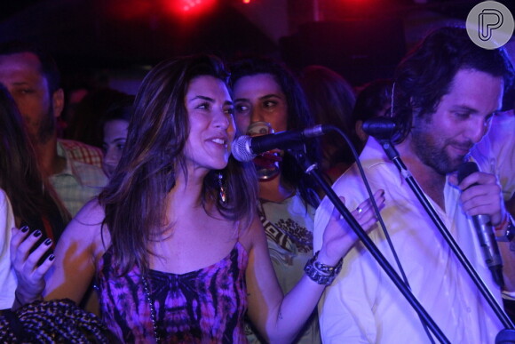 Fernanda Paes Leme canta ao lado de amigos