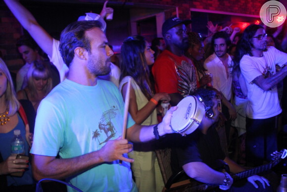 Roger Flores toca pandeiro em samba no Rio de Janeiro