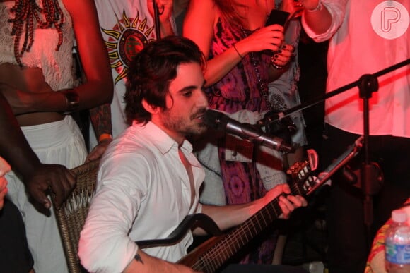 Fiuk canta e toca guitarra elétrica em roda de samba