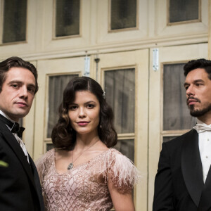 Na novela das seis 'Espelho da Vida', Júlia (Vitória Strada) está grávida de Danilo (Rafael Cardoso), mas é forçada a se casar com Gustavo Bruno (João Vicente de Castro).