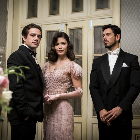 Na novela das seis 'Espelho da Vida', Júlia (Vitória Strada) está grávida de Danilo (Rafael Cardoso), mas é forçada a se casar com Gustavo Bruno (João Vicente de Castro).