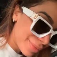 Anitta filma recepção de pets após viagem: 'Se não fizerem festa, me mato'