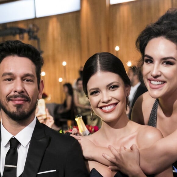 Kéfera e Romulo Neto curtiram bloco pré-carnaval na companhia de Vitória Strada na madrugada desta sexta-feira, 01 de março de 2019