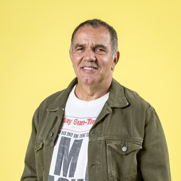 Herculano (Humberto Martins) fica desesperado ao ver foto dele e Lidiane (Claudia Raia) em anúncio de motel no capítulo de quinta-feira, 14 de março de 2019 da novela 'Verão 90'