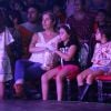Leticia Spiller curte a tarde com a filha no circo