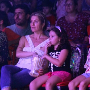 Leticia Spiller curte a tarde com a filha no circo