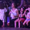 Leticia Spiller se diverte com a filha no circo