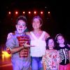 Leticia Spiller vai ao circo com a filha, Stella, e posa com simpatia para fotos