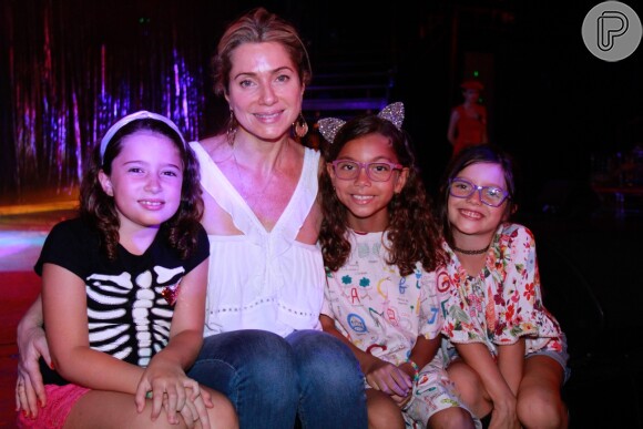 Leticia Spiller vai ao circo com a filha, Stella, e amiguinhas da menina