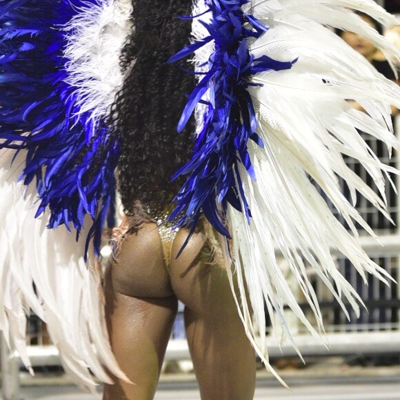 Erika Januza exibiu a boa forma ao desfilar pela Vai-Vai na madrugada deste domingo de carnaval, 3 de março de 2019