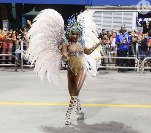 Erika Januza desfilou como musa da Vai-Vai ao estrear no carnaval de São Paulo