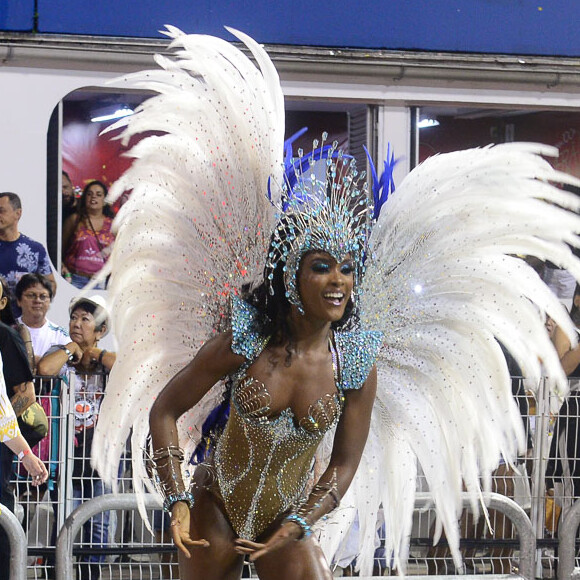 Erika Januza desfilou como musa da Vai-Vai ao estrear no carnaval de São Paulo, na madrugada deste domingo, 3 de março de 2019