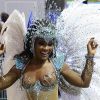 Erika Januza usou fantasia cheia de cristais em desfile da Vai-Vai