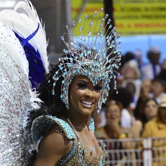 Erika Januza usou fantasia cheia de cristais em desfile da Vai-Vai, na madrugada deste domingo, 3 de março de 2019