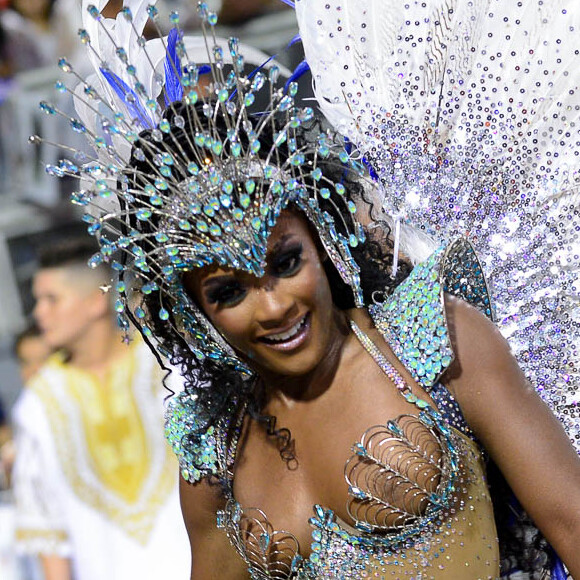 Erika Januza desfilou com fantasia repleta de cristais e homenageando Inaê, a Rainha do Ma