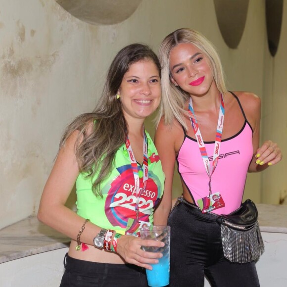 Bruna Marquezine fica loira em produção para curtir o Camarote Expresso 2222 neste domingo, 03 de março de 2019