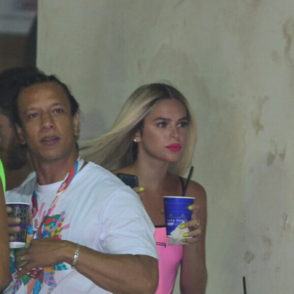 Bruna Marquezine aparece loira na sacada do camarote Expresso 2222, no circuito Barra Ondina
