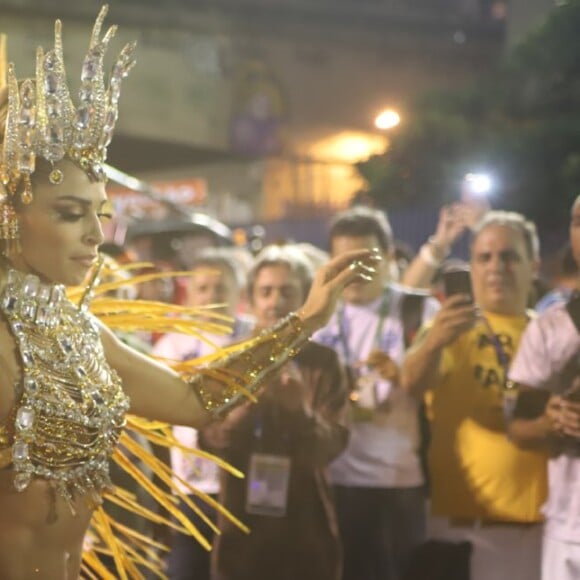 Grazi Massafera mostrou ter samba no pé como a personagem Paloma de 'Bom Sucesso'