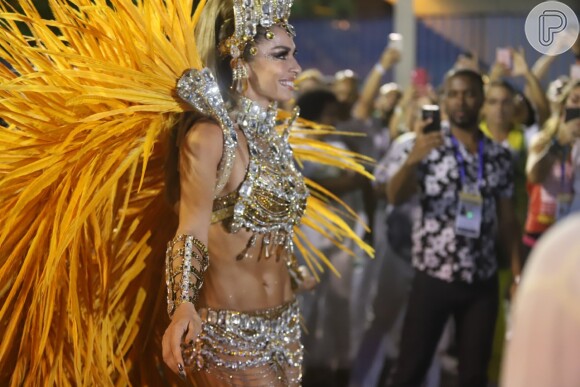 A silhueta definida de Grazi Massafera roubou a cena com o look de Carnaval