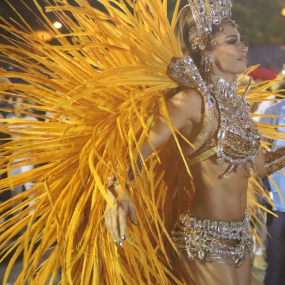 Grazi Massafera mostrou que é rainha de bateria na ficção, mas é uma musa na realidade